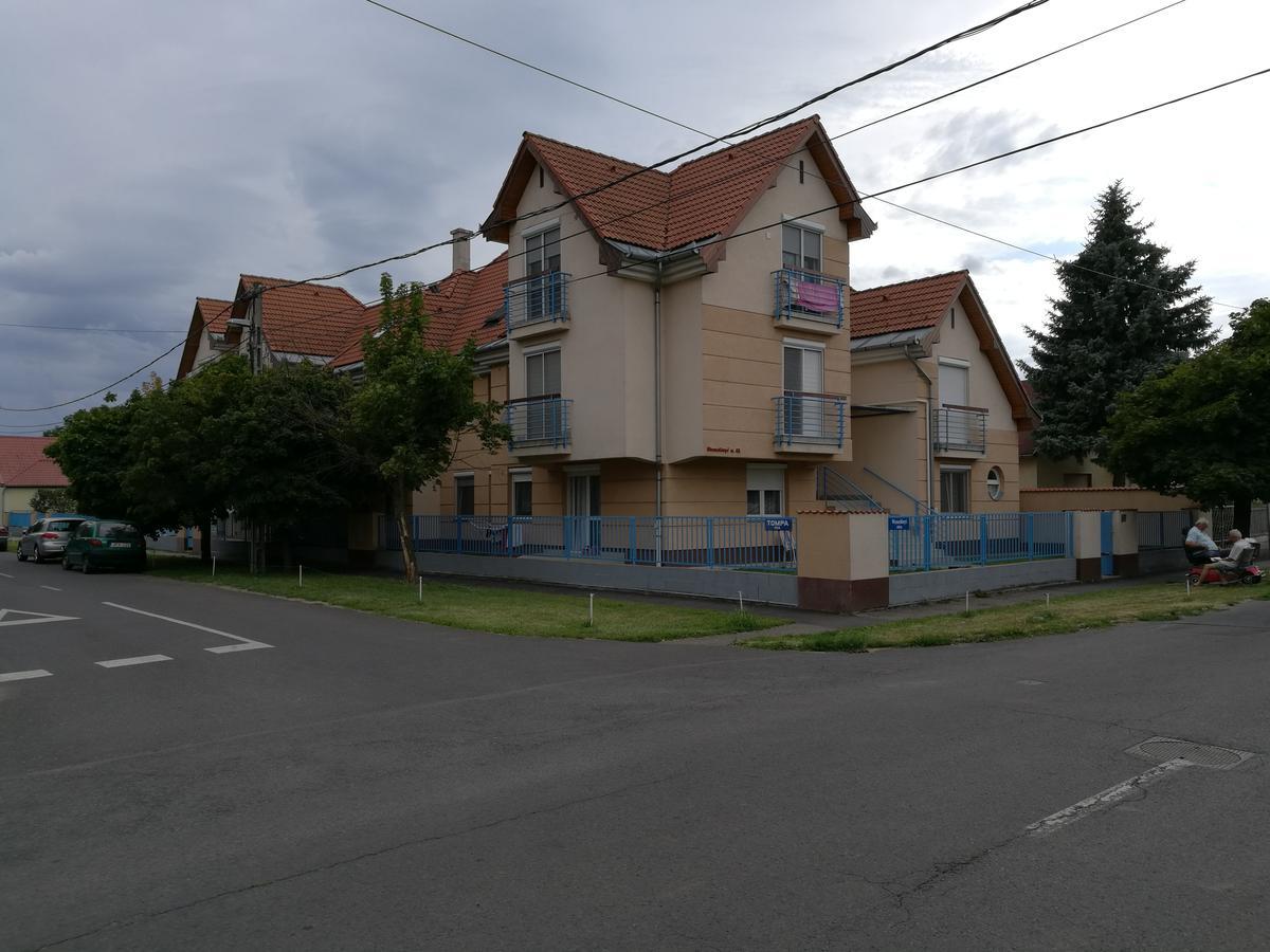 Kiskucko Apartman Хайдусобосло Экстерьер фото